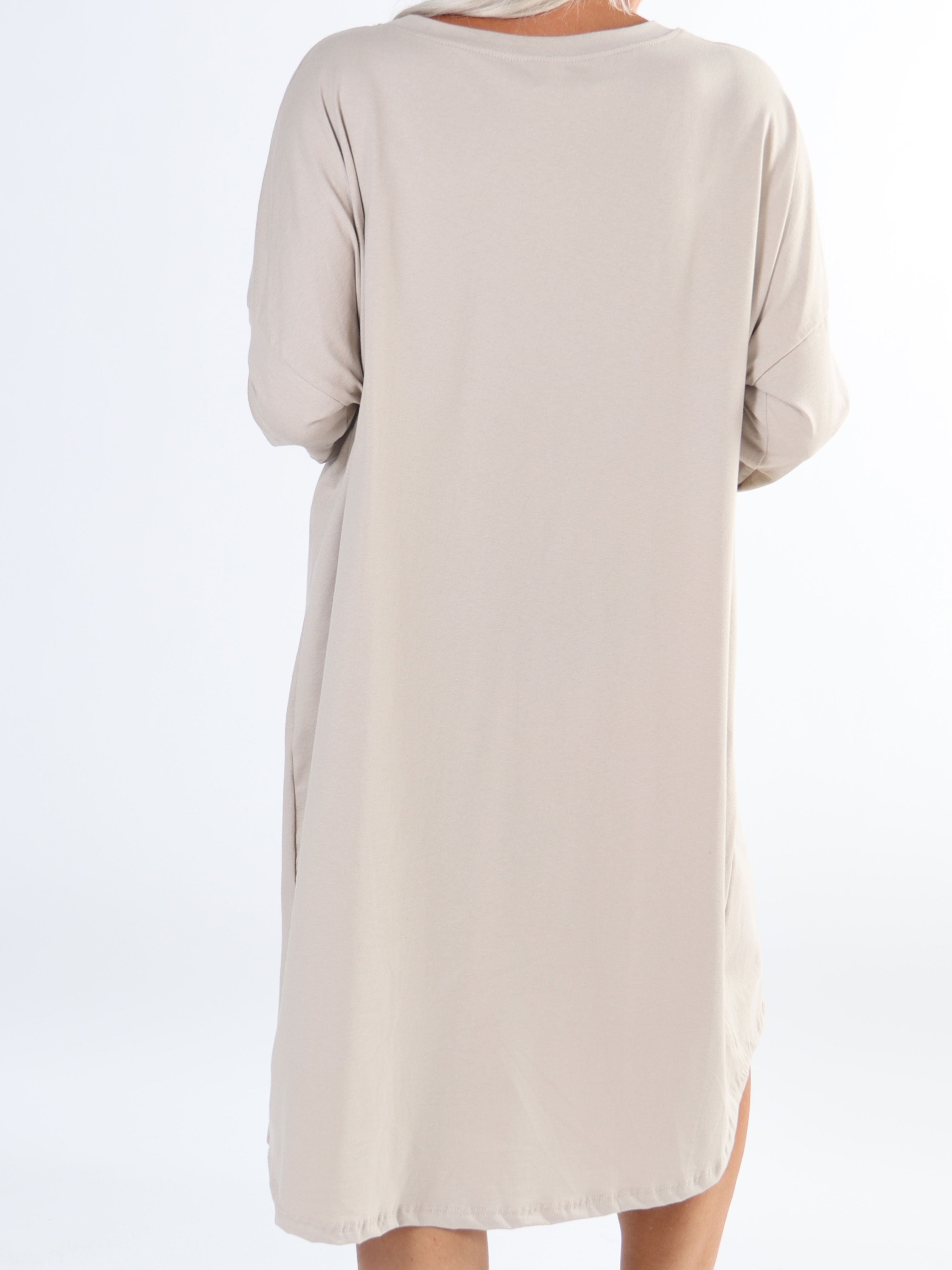 Amal - Lång plus size klänning i bomull med tryck framtill